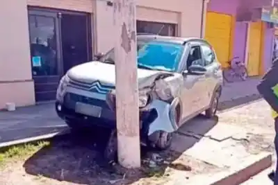 Quiso estacionar, se le mezclaron los pedales y terminó arriba de la vereda