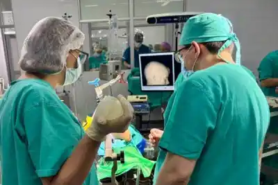 Un GPS dentro del cerebro: así es la cirugía que ya no obliga a viajar a Buenos Aires