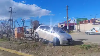 Por un bache en la Nahuel Huapi, terminó incrustada contra un árbol