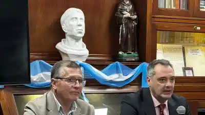 Un abogado catamarqueño escribió un libro para ganar juicios orales y lo donó al Senado
