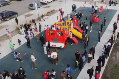Un camión de bomberos gigante para jugar: la nueva plaza que sorprende en Neuquén
