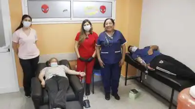 Un hermano dona sangre por primera vez y su relato derriba el miedo que frena a muchos