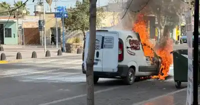 Las llamas empezaron en el capó y el viento Zonda hizo el resto