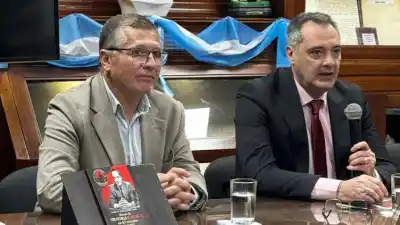 De la universidad a la Biblioteca del Senado: el libro que enseña a ganar juicios sin hablar de más