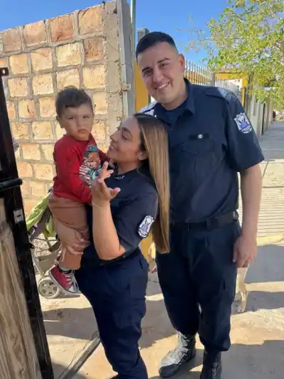 Llegó corriendo a la comisaría con su bebé en brazos y la reacción de una policía lo salvó