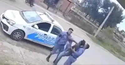 Un video los dejó expuestos: dos policías separados por una golpiza