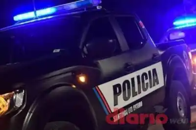Escuchó una explosión en la madrugada y encontró un tractor envuelto en llamas en su vereda