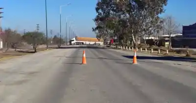 Un camión bloqueó la Ruta 36 en Campo Quijano y el conductor culpó al asfalto