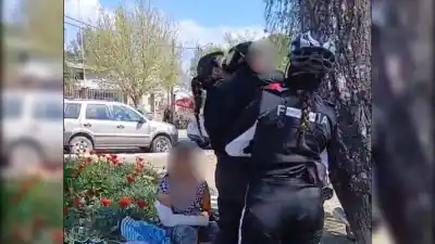 Entraron a un local, guardaron ropa sin pagar y las esperaban en una avenida