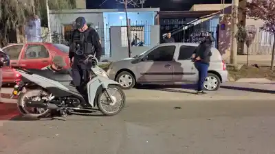 Se acomodó el casco en plena marcha y terminó incrustado contra un auto estacionado