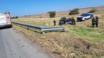 Vuelco fatal en la autopista: un muerto y dos heridas