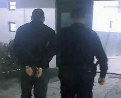 Le tiró piedras a la casa de su madre de 78 años y terminó tras las rejas