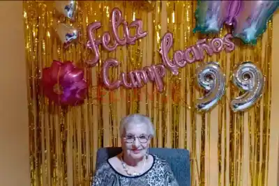 No madruga, ama las flores y hoy festeja un cumpleaños que pocos alcanzan