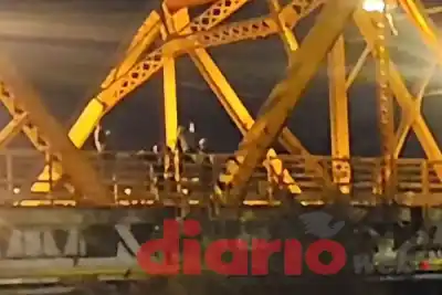 Ladrillos y botellas contra los autos en plena madrugada: el miedo a cruzar el Puente Carretero