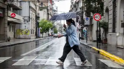Tormentas fuertes con granizo y ráfagas: el aviso por hora para Rosario y la zona