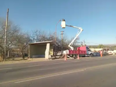 Cambiaron las luces en las garitas más usadas de Tanti: qué mejora trae para los que esperan el colectivo