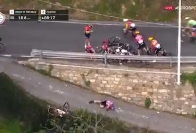 Impactante caída en Italia: la ciclista que voló por un barranco y dejó en vilo al mundo del deporte