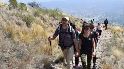 Dos caminatas gratuitas para descubrir Salsipuedes: una urbana y otra al Salto de la Estancita