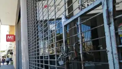 Cerró la sucursal, prometieron pagar en cuotas y la primera nunca llegó