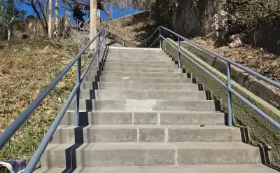Siete escaleras unen barrios y la ciudad: así avanza la obra que cambiará el paso diario