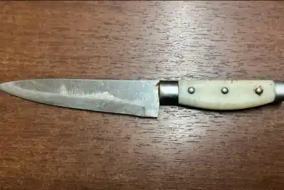 Los amenazó con una cuchilla, los echó y se atrincheró: así lo sacaron