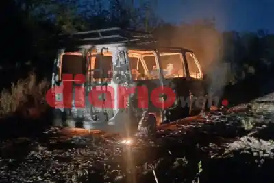 Una camioneta ardió en un camino rural y los ocupantes escaparon de las llamas