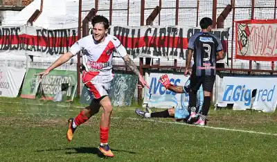 Empezó perdiendo, le dieron vuelta el partido y se mantiene en la cima