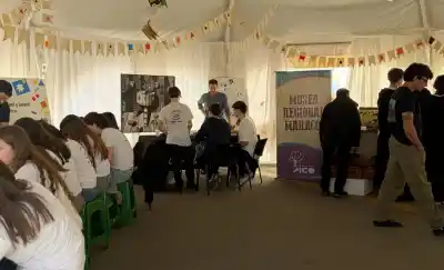 La feria que convierte a los chicos en coautores de un mural colectivo