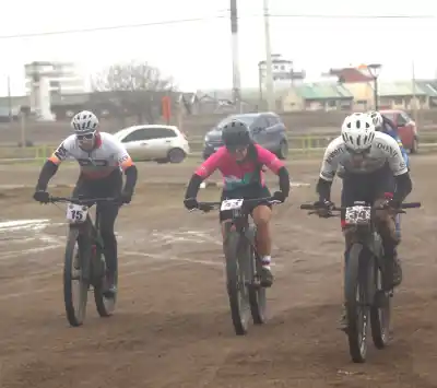 Un sprint definió al campeón del Memorial Víctor Pérez