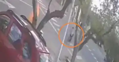 Dijo que la mujer iba en contramano, pero las cámaras captaron otra cosa