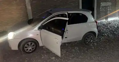 Robaron un Toyota en Capital y huyeron a pie: uno se escondió en un auto abandonado