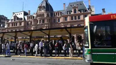 Tenía 70 años y cruzaba en Constitución: la atropelló un colectivo y murió en el acto