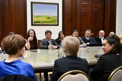 Kicillof reunió a más de 40 figuras de la cultura en La Plata: el gesto que llegó tras el arranque del Festival de Cine