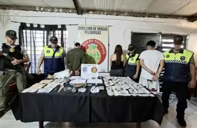 Todo arrancó con los vecinos: cocaína, un arma y un millón de pesos secuestrados en un barrio de Lules
