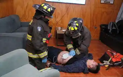 Una capacitación de bomberos enseña las maniobras que salvan vidas, pero el cupo es limitado