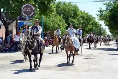 Truco, jineteada y peñas: la fiesta gaucha que une a todo el sur cordobés