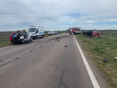 El auto se prendía fuego y una mujer quedó atrapada adentro