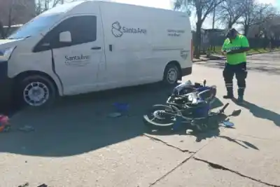 El motociclista no llegó a tocar bocina: chocó a toda velocidad contra una combi y terminó internado