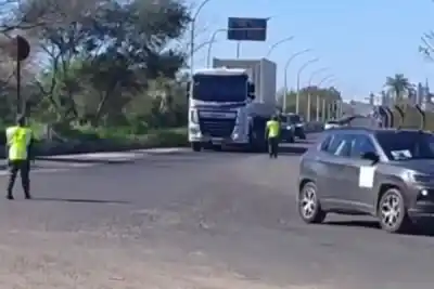 Una carga sensible escoltada por 12 agentes cruzó la frontera y quedó a un paso de Argentina