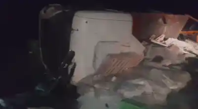 Un camión volcó de madrugada y dejó la ruta cubierta de cal: qué pasó con el conductor