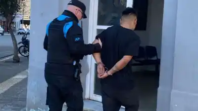 Lo frenaron a la salida y el control le encontró algo escondido entre la ropa