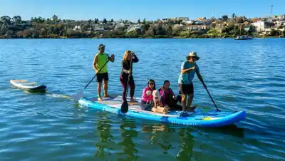 Una tabla gigante para ocho personas sorprende en el río Negro