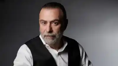 El periodista que convierte un reloj de ajedrez en una novela: quién llega a la Feria del Libro de Neuquén