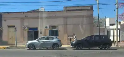 Autos estacionados en la parada: un vecino se cansó y denunció que "nadie controla"