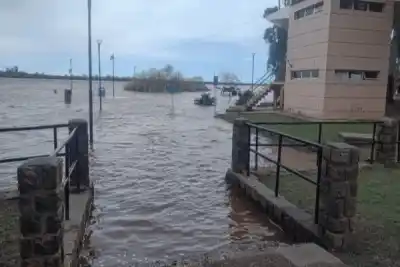 El río Uruguay no frena y hay cinco localidades correntinas con el agua subiendo