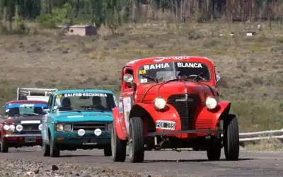 Más de 100 autos históricos se frenan 50 minutos en Andalgalá