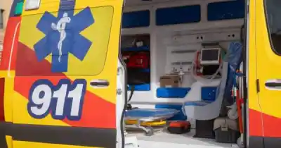 Volcó un camión en el Acceso Este: qué pasó con los tres ocupantes