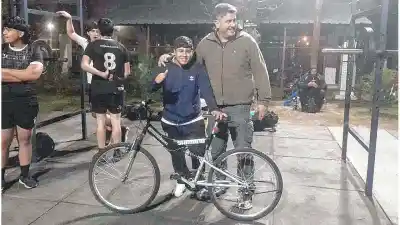Le robaron la bici a un pibe de la M17 y la reacción de Universitario sorprendió a todos