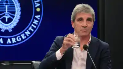 La trampa financiera que se cierra sobre la Argentina: el riesgo país se enquista y complica el plan del Gobierno