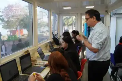 Instalaron un aula móvil en la costanera y no es lo que te imaginás
